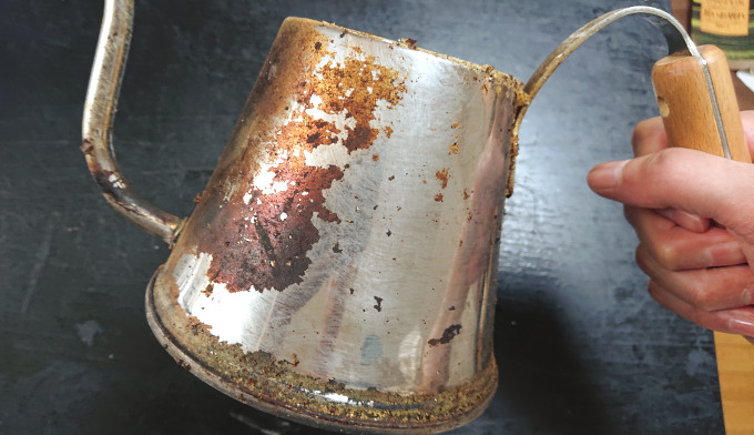 焦げの剥げたコーヒードリップポット