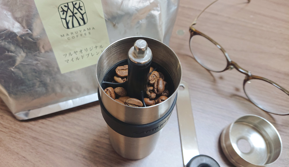 コーヒー豆の入ったコーヒーミル