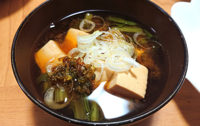 お味噌汁に揚げネギとネギ油をトッピング