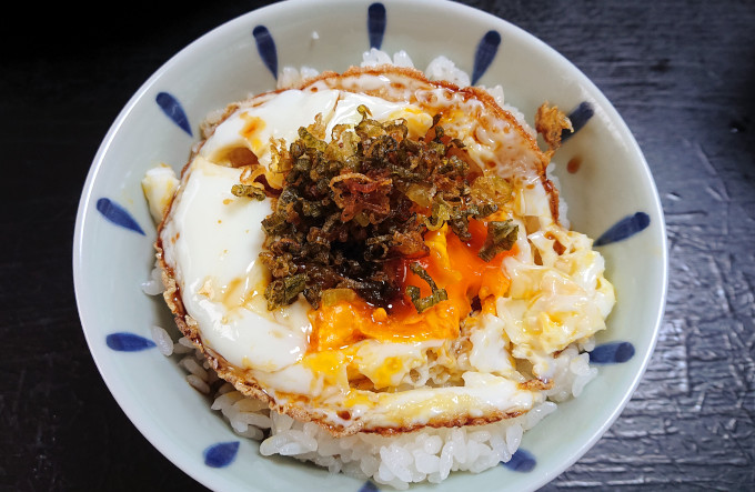 目玉焼き丼に揚げネギとネギ油をトッピング
