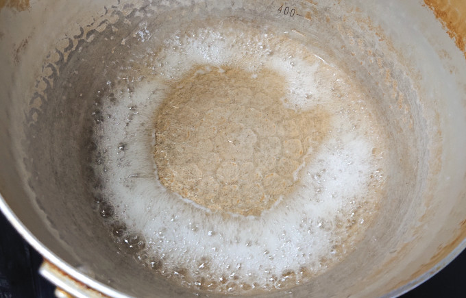 お鍋でお酒とみりんを煮切る様子