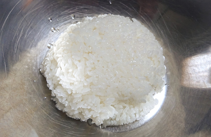 ボールに入った炊き立てご飯