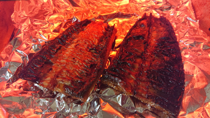 オーブンでうなぎを皮目から焼く様子