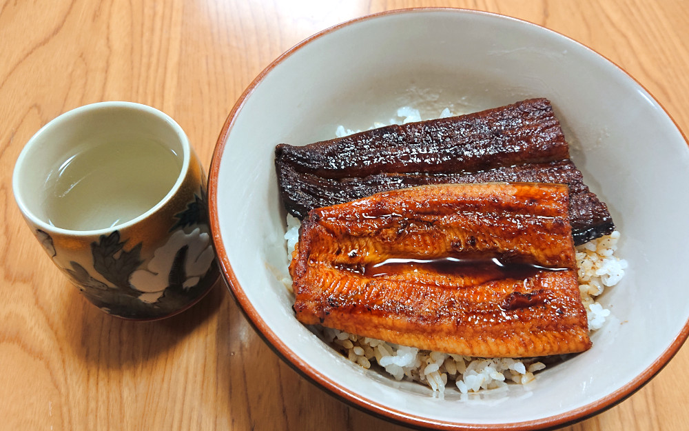 うな丼と虎斑霧島のお湯割り