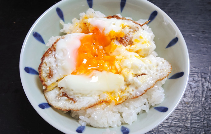 目玉焼きの黄味を割った様子