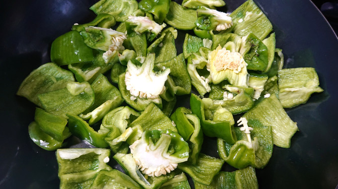 フライパンでぼたんこしょうを炒め始めたところ