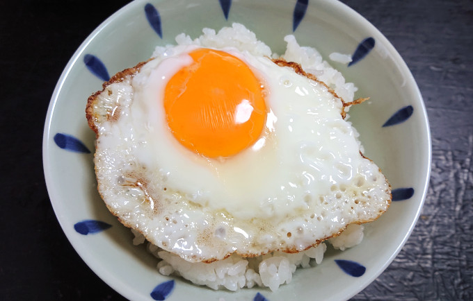 白米に乗せた目玉焼き
