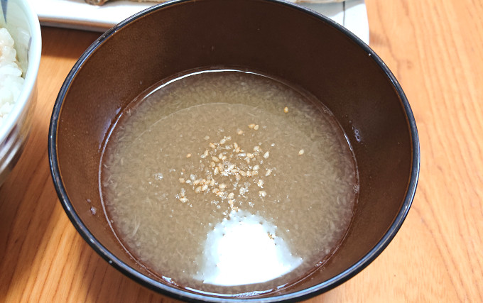 大根のおろし汁に麺つゆを加えて炒りごまを散らしたやつ