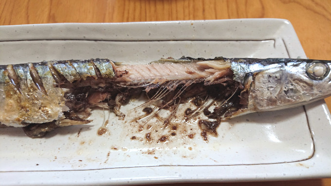 サンマの塩焼きを食べているところ