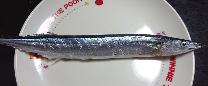 余分な水分をふき取ったサンマ