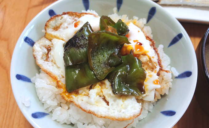目玉焼き丼にぼたんこしょうのしょう油漬けを乗せたヤツ
