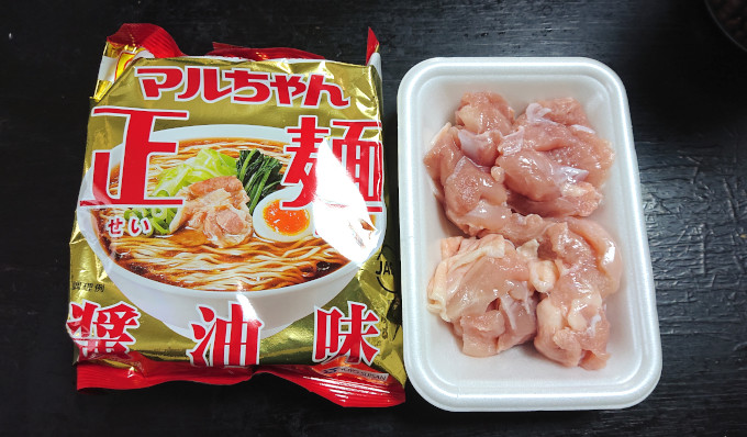マルちゃん正麺しょう油味と鶏もも肉