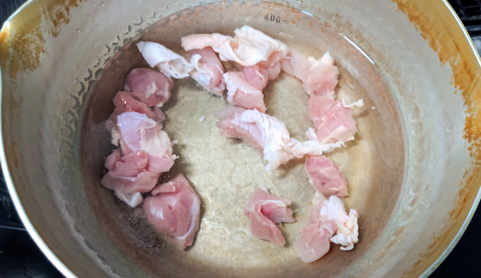 お鍋に入った鶏もも肉
