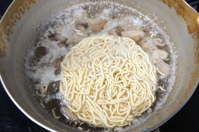 お鍋に麺を入れたところ