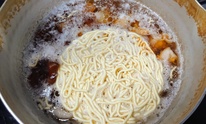 お鍋に液体スープを加えたところ