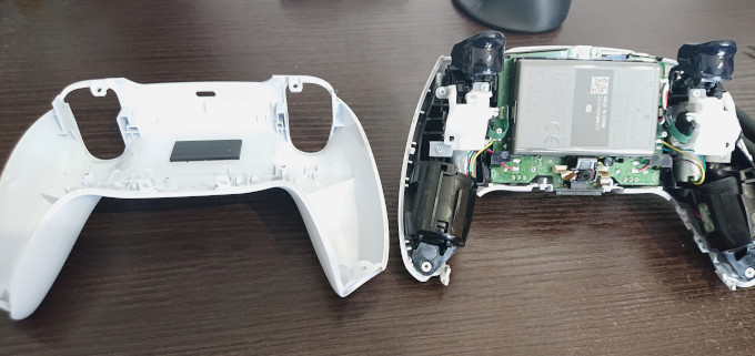 プレステ5コントローラー カバーを開けた状態