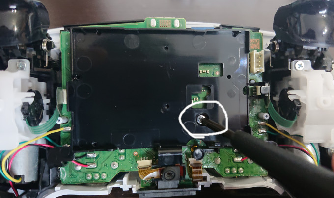 プレステ5コントローラー内部機構 黒い板のネジ位置