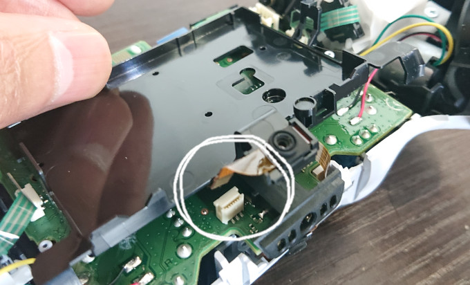 プレステ5コントローラー内部機構 黒い板につながるコネクタの位置