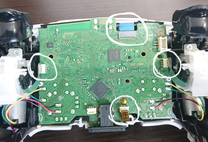 プレステ5コントローラー内部機構 基盤露出