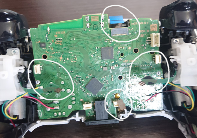 プレステ5コントローラー内部機構 各種コネクタを外したところ