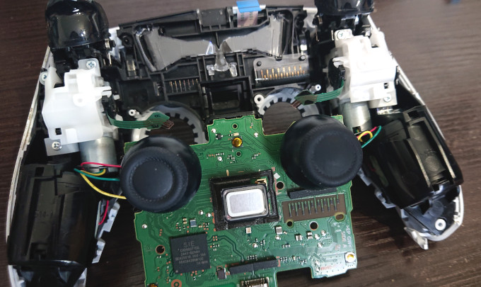 プレステ5コントローラー内部機構 基盤を回転させたところ
