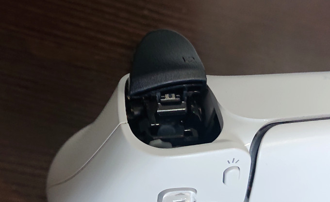 精密ドライバーでプレステ5コントローラーのL1ボタンを外したところ