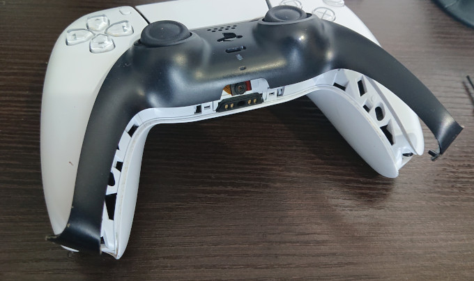 プレステ5コントローラー 前面の黒いカバーを外す