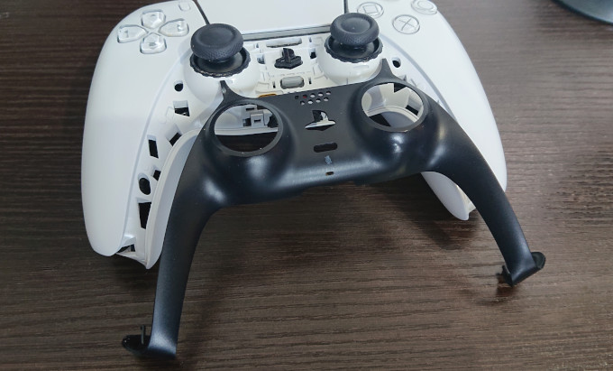 プレステ5コントローラー 前面の黒いカバーを外す