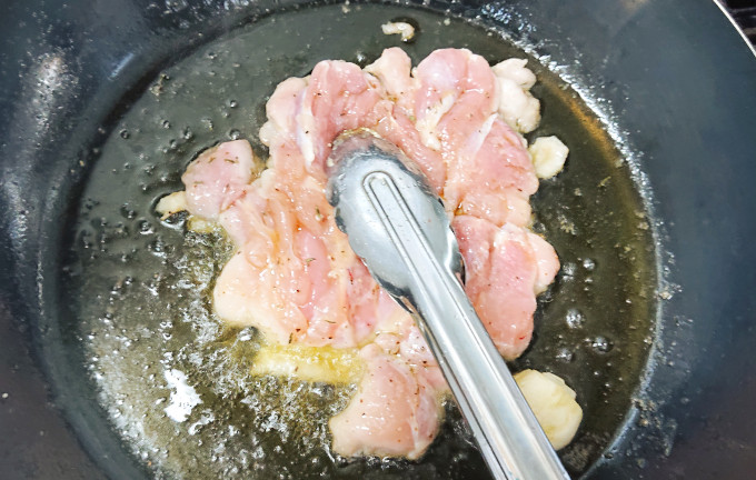 鶏モモ肉の厚いところを押さえているところ