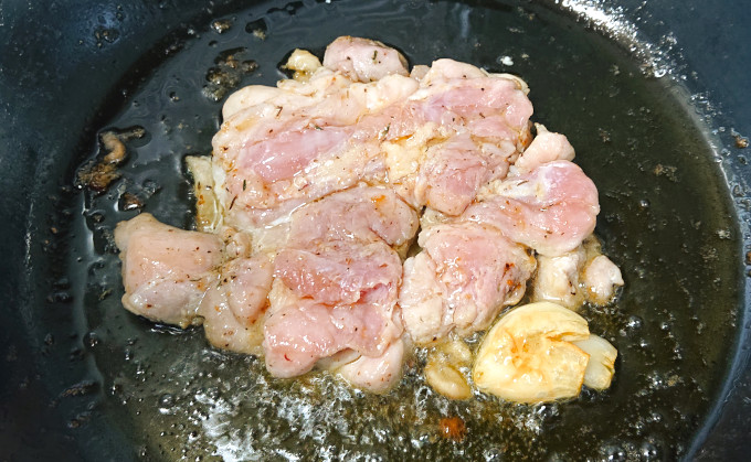 火が通ってきた鶏もも肉