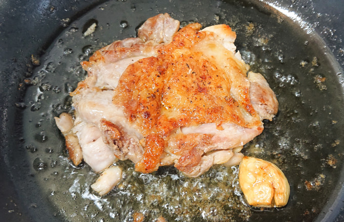 鶏モモ肉を裏返したところ