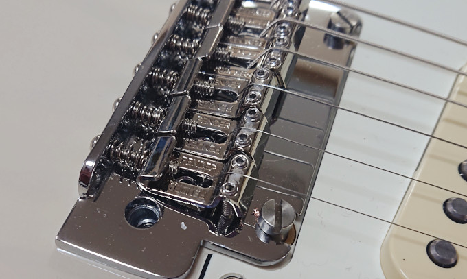 Freedom Custom Guitar Research FCGR シリコングリス ブリッジに塗布
