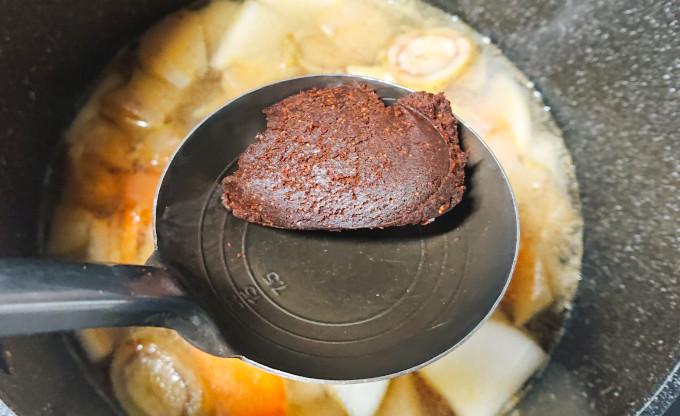 おたまですくった八丁味噌