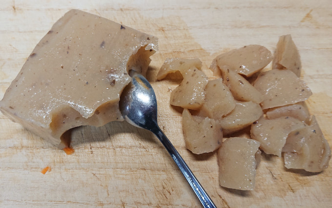 こんにゃくをスプーンで削ぐところ