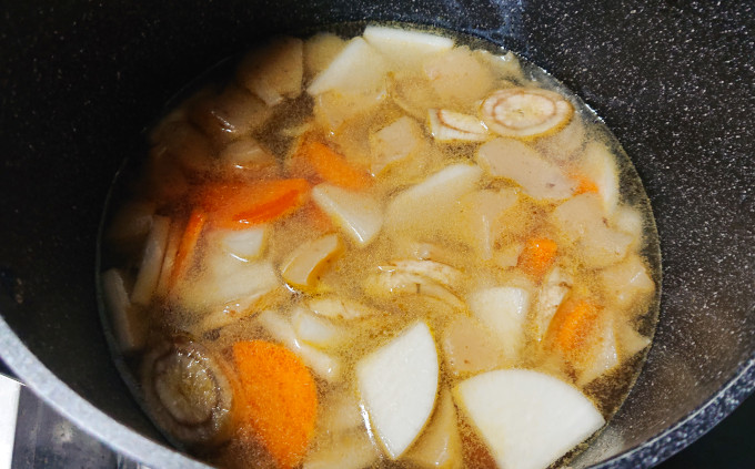 お鍋に水を入れたところ