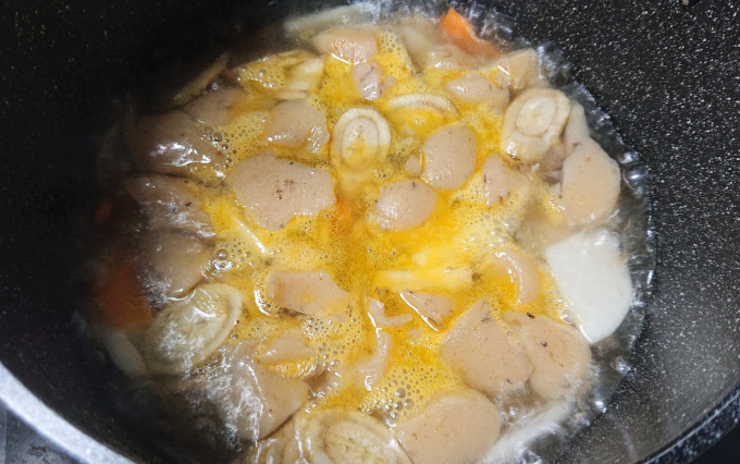 お鍋のお湯が沸いてアクが出ている