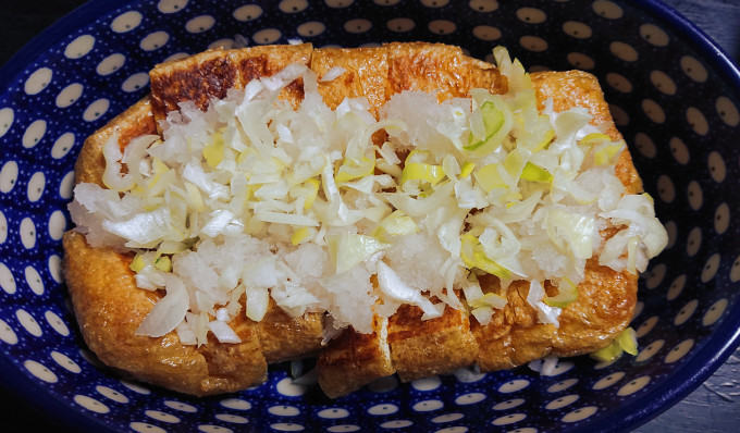 栃尾名産 越後あぶらげ に薬味をかけたところ