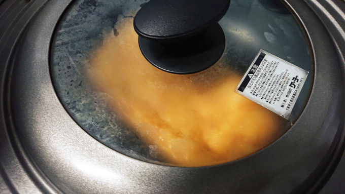 フライパンに蓋をして焼いている栃尾名産 越後あぶらげ
