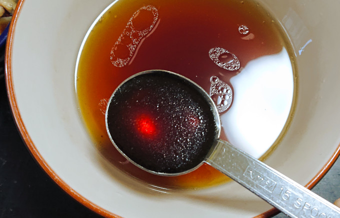 ラーメンスープにチャーシュータレを加える