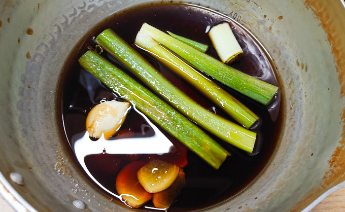 お鍋に入った水、しょう油、酒、みりん、砂糖、味の素 ネギ 生姜 ニンニク