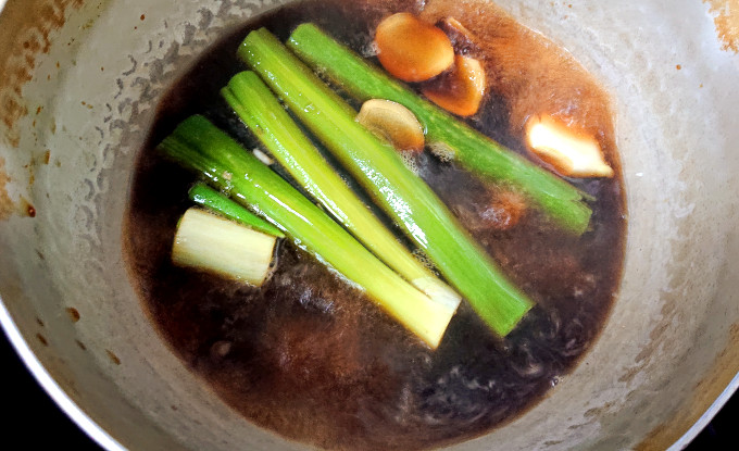つけダレを煮込んでいる様子
