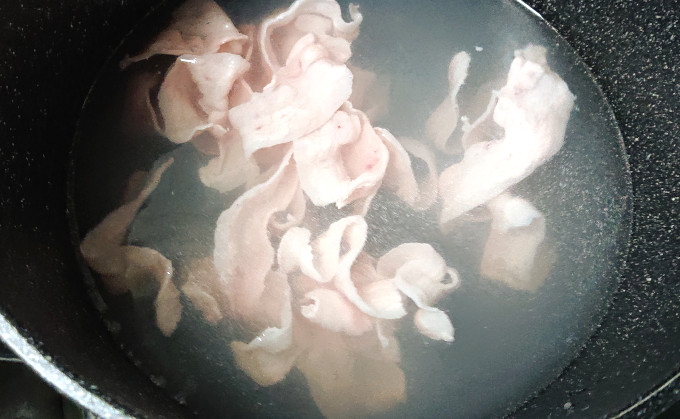 豚バラスライスをしゃぶしゃぶしている様子