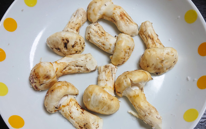 塩を振った松茸